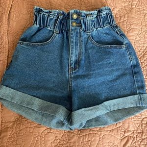 •Forever 21 Elastic Waist Mom Short
